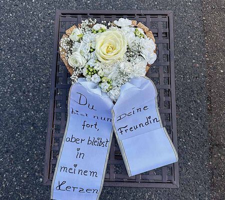 weisses Herz gesteckt- März