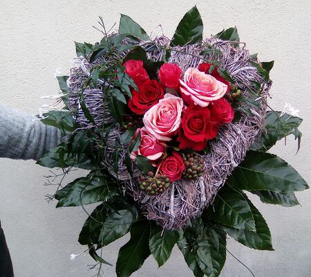 Herz mit Rosen gefüllt