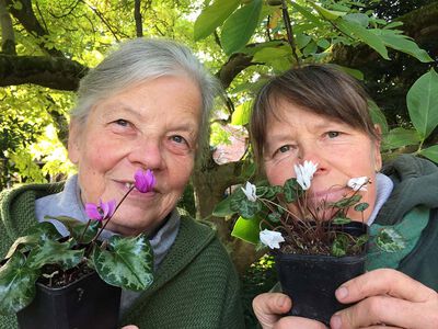 Gerhild und Karen Schoebel mit Cyclamen Duft