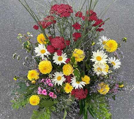 Gesteck mit Sommerflor im Juli