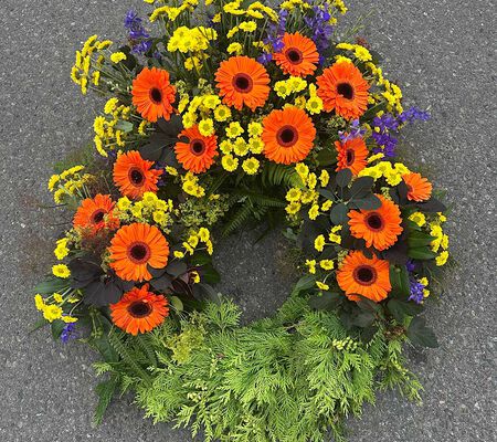 Kranz in orange gelb blau im Juli