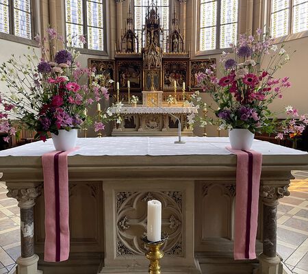 Hochzeitsgesteck Altar Mai