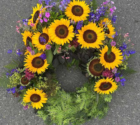 Kranz mit Sonnenblumen Rittersporn u. rosa im Juli