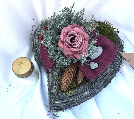 Gedenk Gesteck in herziger Form