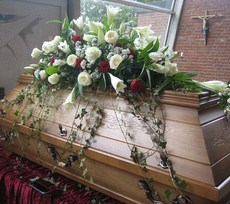 Sarggesteck weisse Lilien mit Begleitung