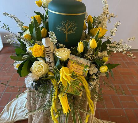 Urnenkranz weiss gelb für Lesedame -April-