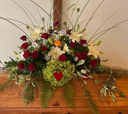 Sarggesteck rote Rosen mit weissen Lilien - August