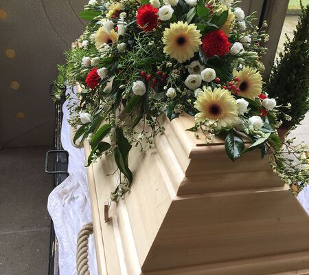 Sarggesteck weiss mit roten Tupfern - September