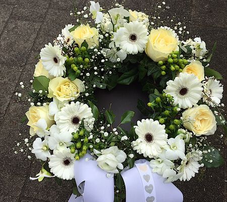 Urnenkranz in weiß April