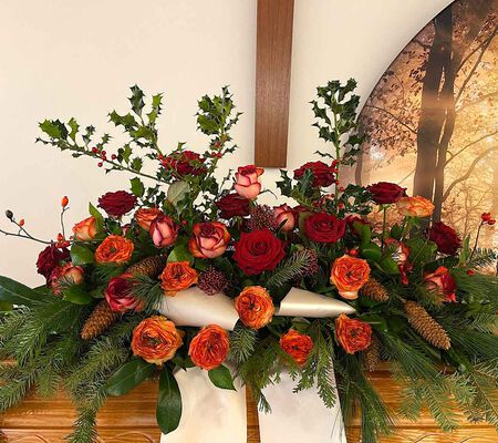 Sarggesteck mit Rosen Liebe im Dezember